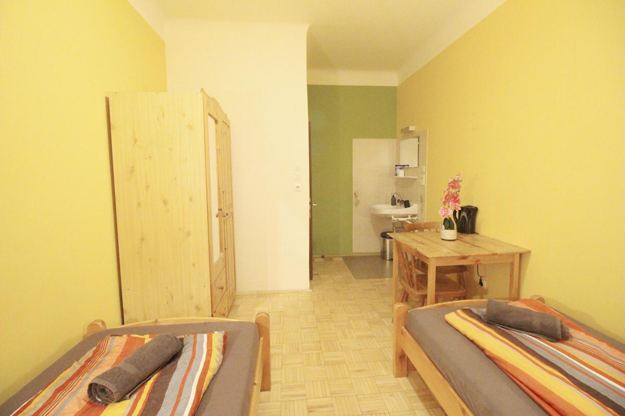 Double In Hutteldorfer Strasse Area Homestay Vienna