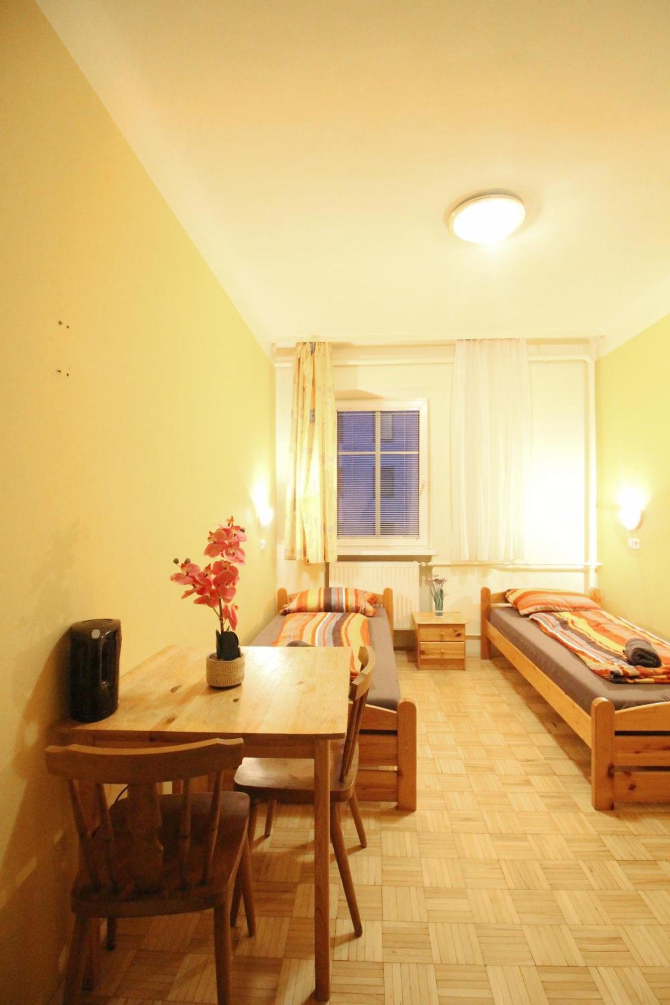 Double In Hutteldorfer Strasse Area * Wenen